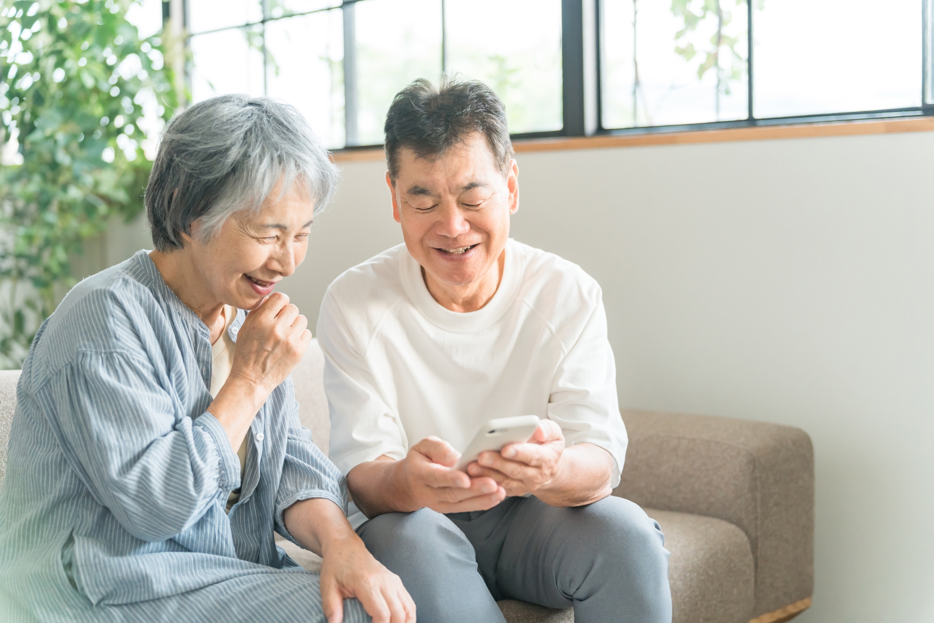 スマートフォンを見るご夫婦